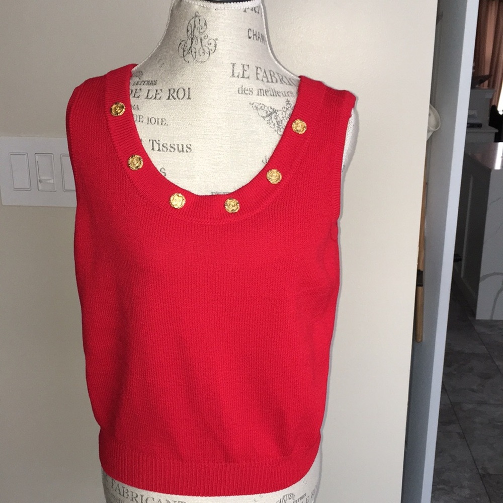 ST JOHN COLLECTION EUC RED SLEEVELESS KNIT GOLD BUTTON DETAILED TOP SZ MEDIUM